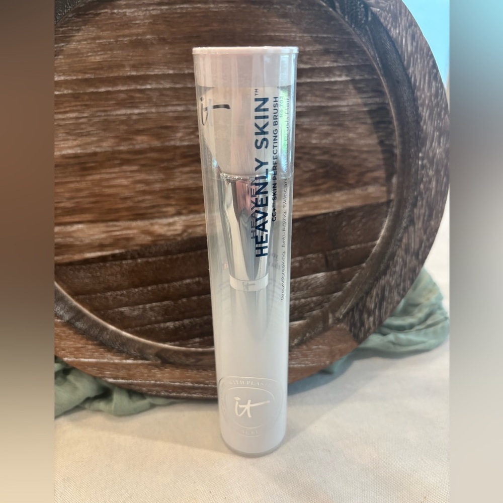 IT Cosmetics Heavenly Skin CC+ Brush #702 NWT